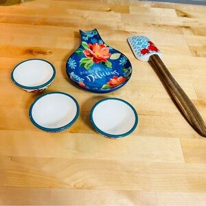 The Pioneer Woman Kitchen Bundle: Spatula, Spoon Rest, & 3 Small Condiment Bowls
